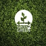 Ein dichter Hintergrund aus üppigen grünen Blättern mit einem weißen runden Logo in der Mitte, das eine Pflanze und den Text „Green 2 Green“ zeigt.